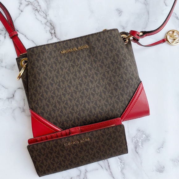 SALE‼️‼️👜💕-Michael Kors Large Crossbody wallet - Picture 7 of 8